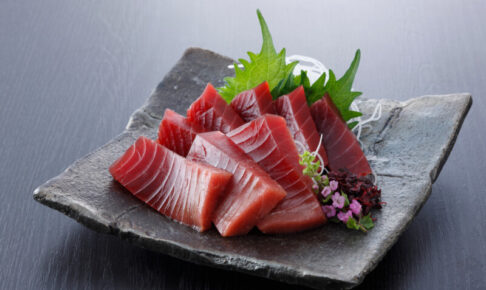 猫はマグロやカツオなどの刺身は大丈夫!生食による寄生虫や食中毒のリスクを解説