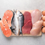 キャットフードの「ホールプレイ比率」とは？肉や内臓、骨まで丸ごと使用する自然に近いフード設計